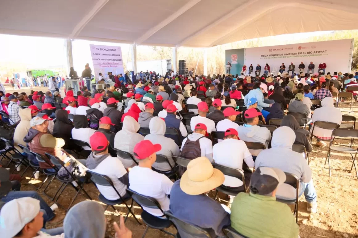 Continúa Salomón Jara saneamiento del río Atoyac con Mega Tequio en Santiago Suchilquitongo