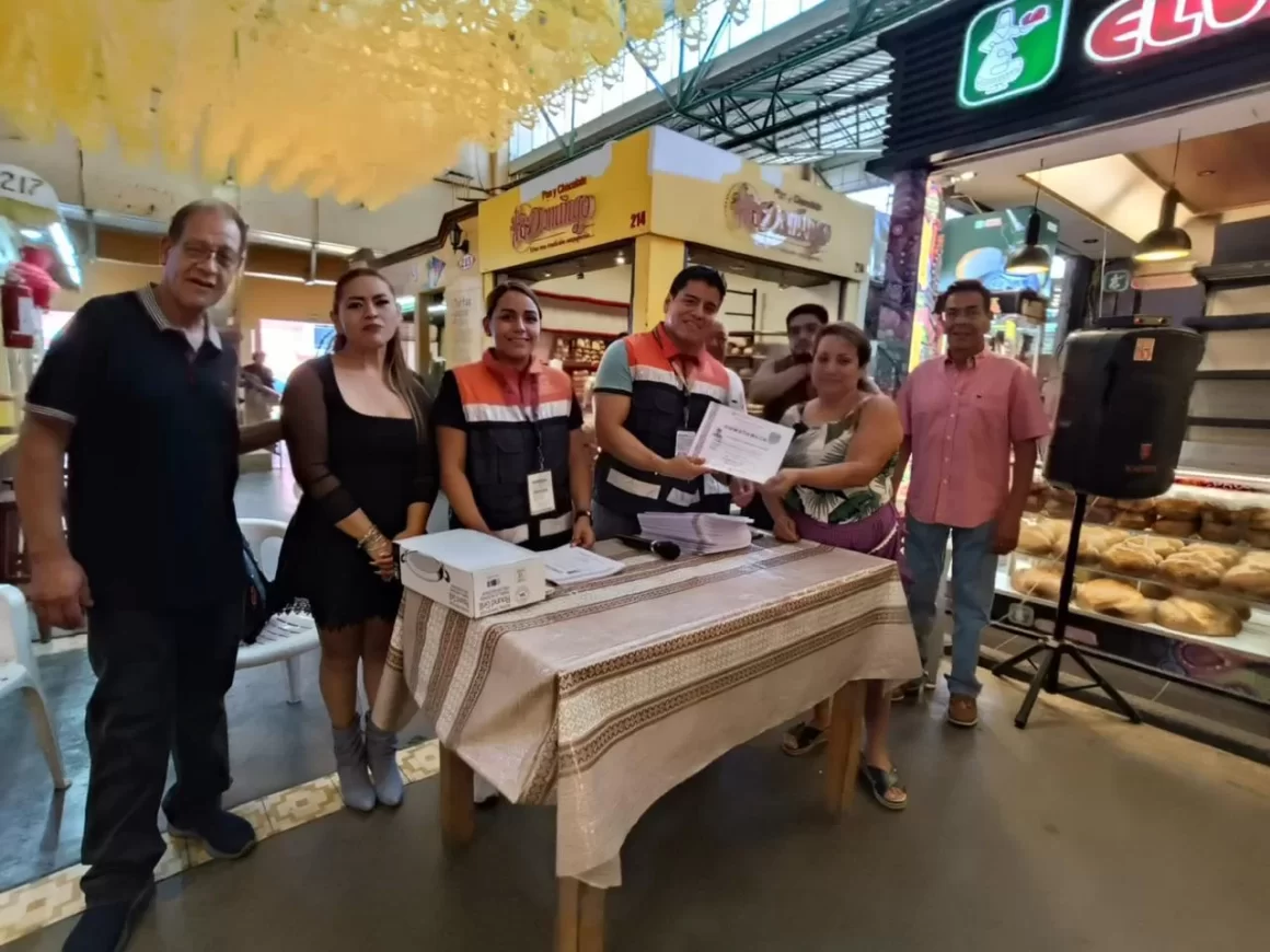 Entrega SSO constancias de manejo higiénico de alimentos a personas locatarias del mercado 20 de Noviembre
