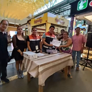 Entrega SSO constancias de manejo higiénico de alimentos a personas locatarias del mercado 20 de Noviembre