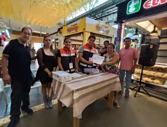 Entrega SSO constancias de manejo higiénico de alimentos a personas locatarias del mercado 20 de Noviembre