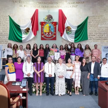Entrega Congreso de Oaxaca Reconocimiento Público “María Cristina Salmorán” a Xhunashi Caballero