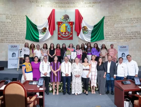Reconocimiento María Cristina Salmorán (3) Entrega Congreso de Oaxaca Reconocimiento Público “María Cristina Salmorán” a Xhunashi Caballero