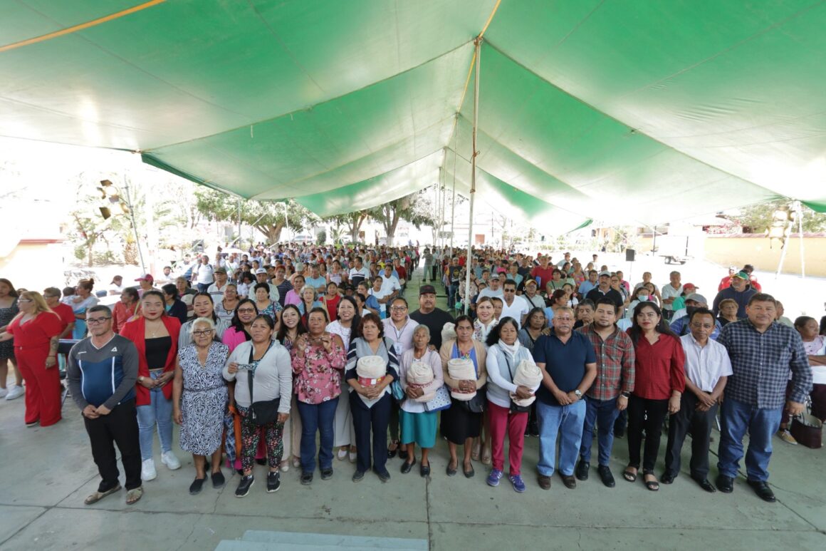 Xoxocotlán refuerza su compromiso social con la entrega de lentes para vista cansada