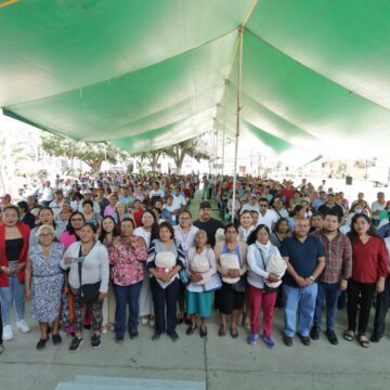 Xoxocotlán refuerza su compromiso social con la entrega de lentes para vista cansada