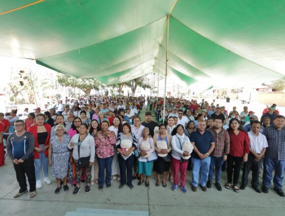 Xoxocotlán refuerza su compromiso social con la entrega de lentes para vista cansada