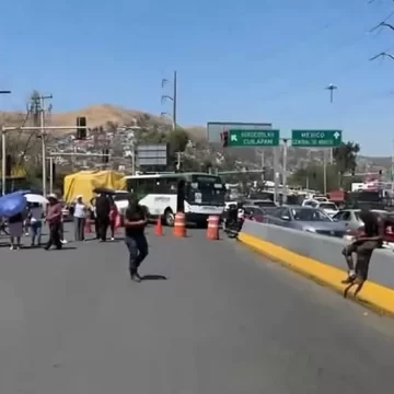 Vecinos de la colonia Alemán bloquean Periférico para exigir mayor seguridad y retiro de láminas en puente peatonal