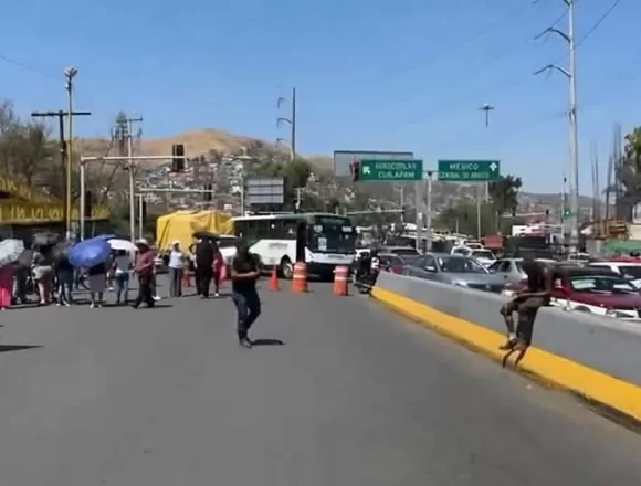 FB_IMG_1743704699626.jpg Vecinos de la colonia Alemán bloquean Periférico para exigir mayor seguridad y retiro de láminas en puente peatonal