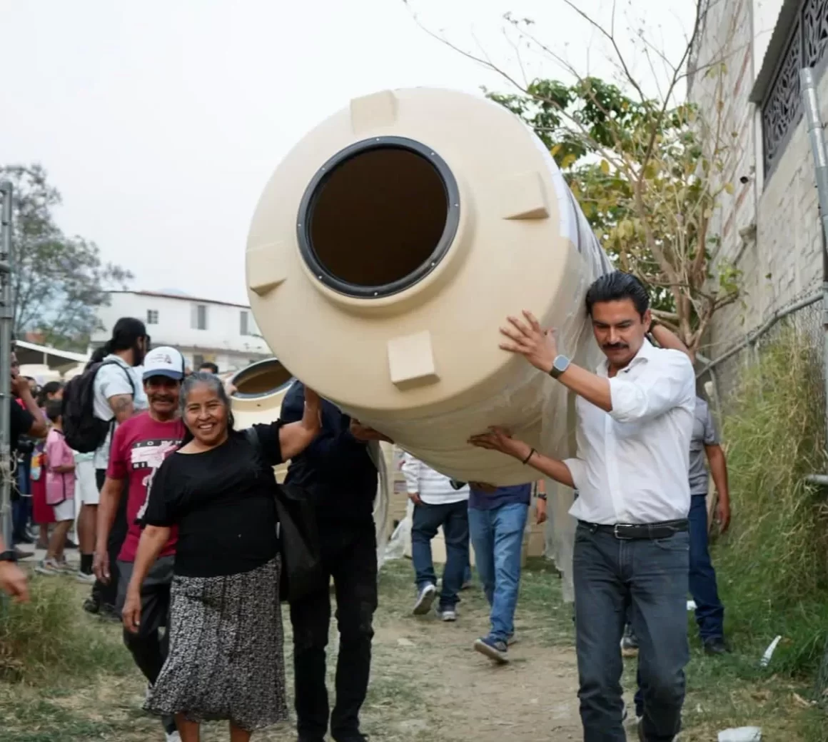 Entrega Ray Chagoya de 400 Tinacos a familias del Ejido Guadalupe Victoria: Un paso más hacia la transformación