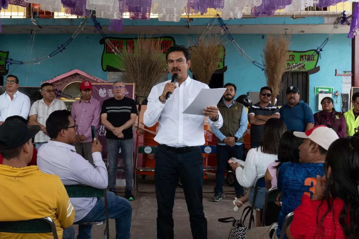 Entrega Ray Chagoya herramientas de trabajo a personal de limpia y barrido