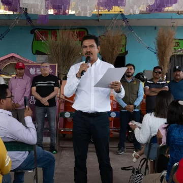 Entrega Ray Chagoya herramientas de trabajo a personal de limpia y barrido