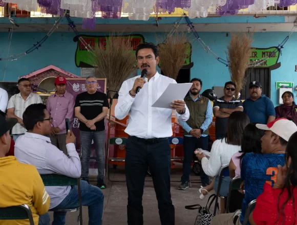 Entrega Ray Chagoya herramientas de trabajo a personal de limpia y barrido