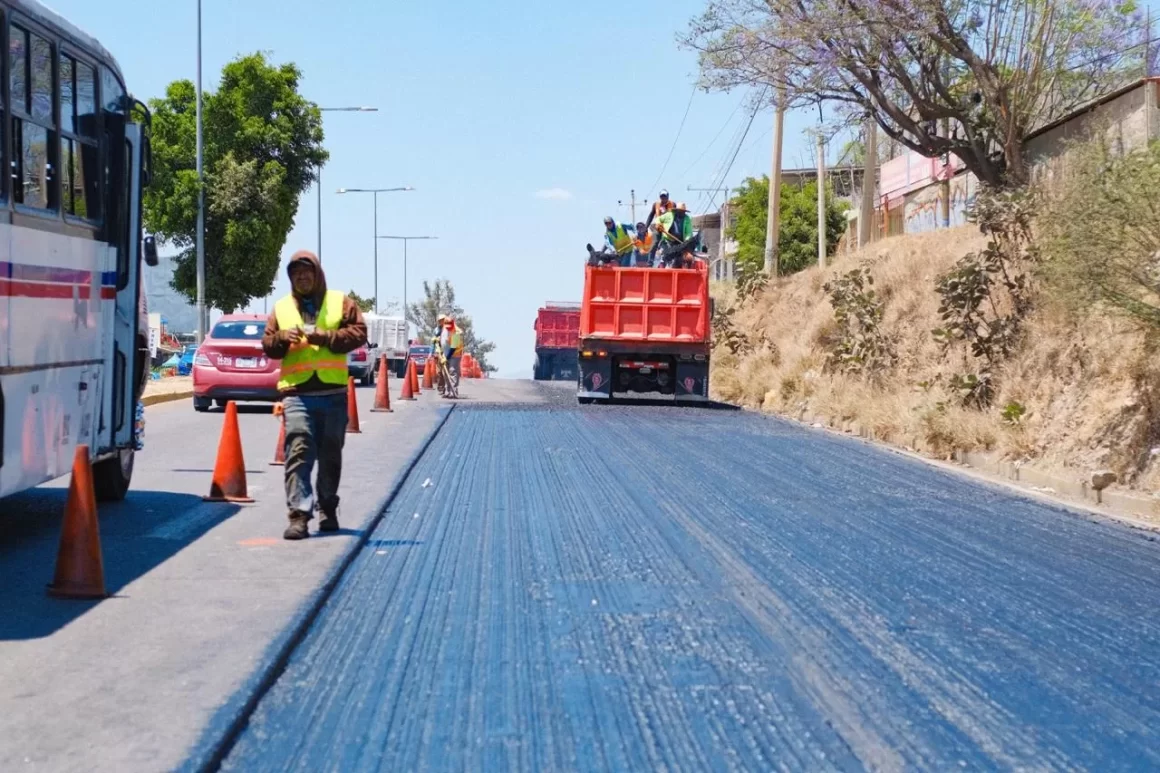 Reporta Gobierno de Oaxaca avance del 77% en reencarpetamiento y bacheo de la zona metropolitana