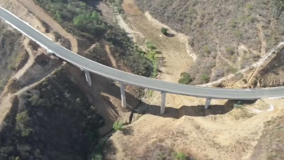 Sube a 350 pesos pasaje de Urvans a la Costa de Oaxaca; transportistas trasladan costo del peaje a usuarios