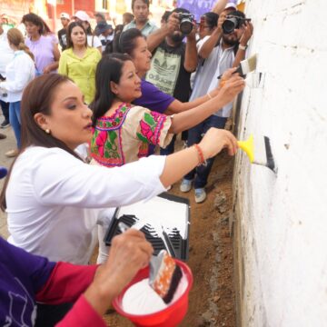 Calles de Arrazola cobrarán vida con murales pintados por Mujeres Artesanas por la Paz