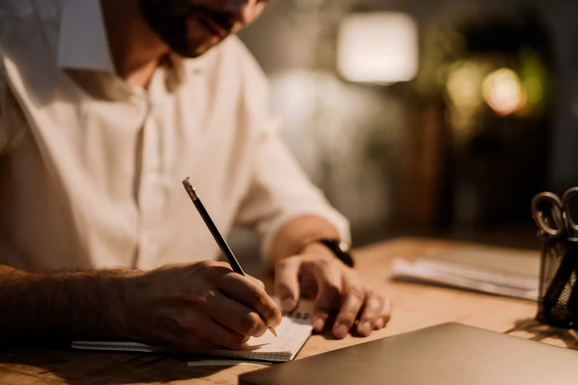 White man writing down notes in planner while working at office 🖋️ La generación Z está matando una habilidad milenaria…