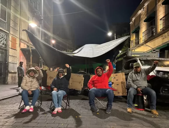 Se fortalece el paro indefinido de la CNTE con movilización masiva de la Sección XXI