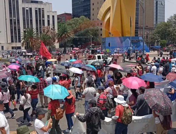 FB_IMG_1747776957821.jpg Maestros de la Sección XXII marchan en CDMX en su sexto día de movilización y exigen respuestas en Gobernación