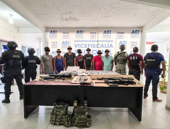 Fiscalía de Oaxaca obtiene prisión contra siete personas detenidas por agresión con disparos de arma de fuego contra elementos de la Policía Estatal, hechos ocurridos en la Costa