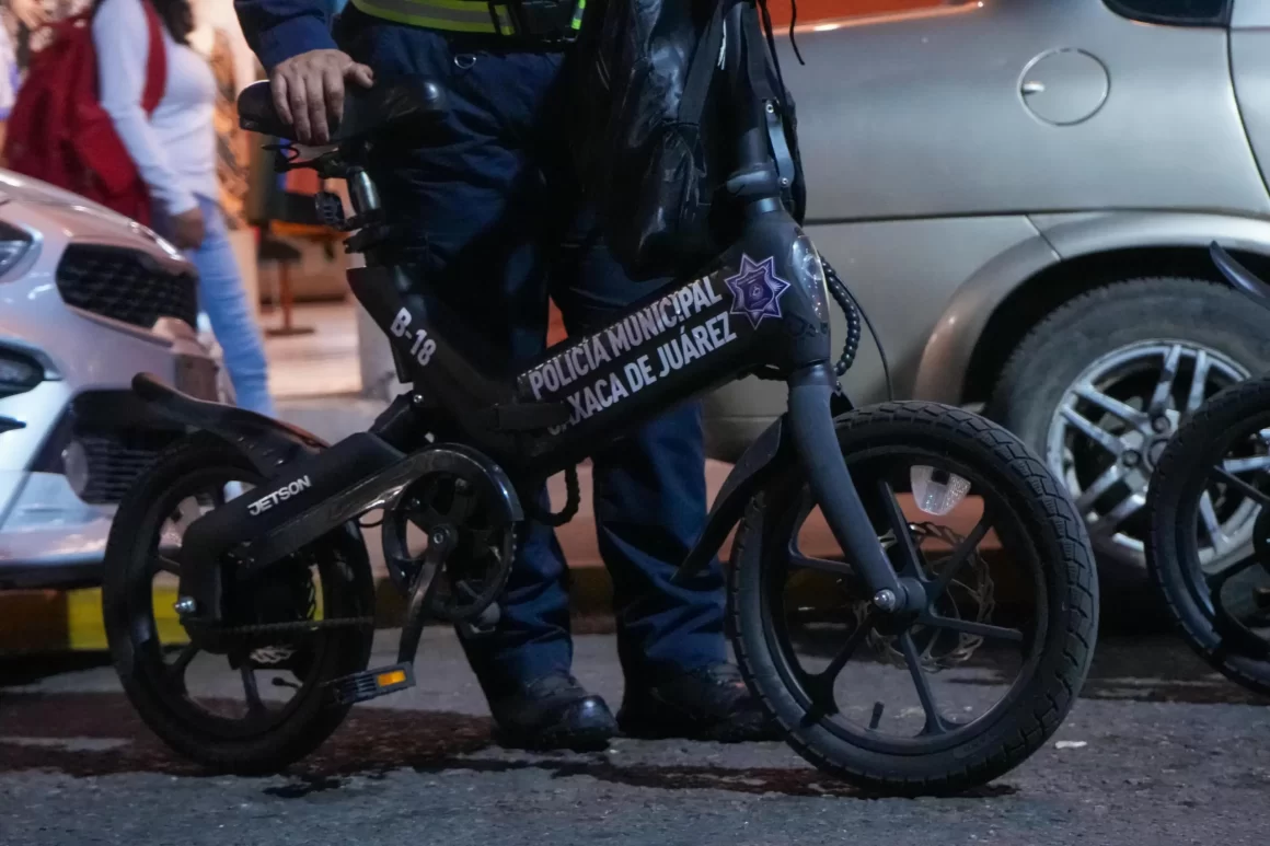 Refuerza Oaxaca de Juárez la seguridad vecinal con bicicletas eléctricas