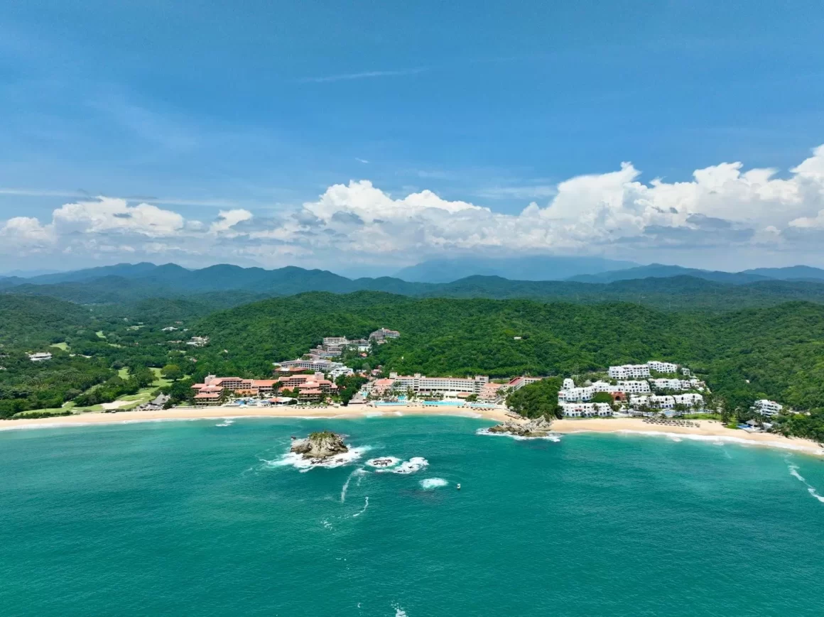 Obtiene Bahías de Huatulco certificación internacional para cuatro playas