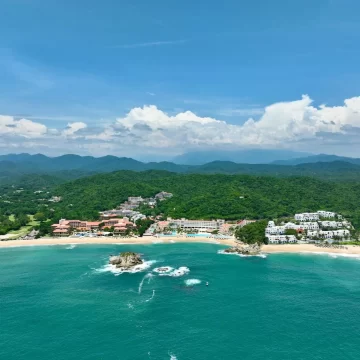 Obtiene Bahías de Huatulco certificación internacional para cuatro playas