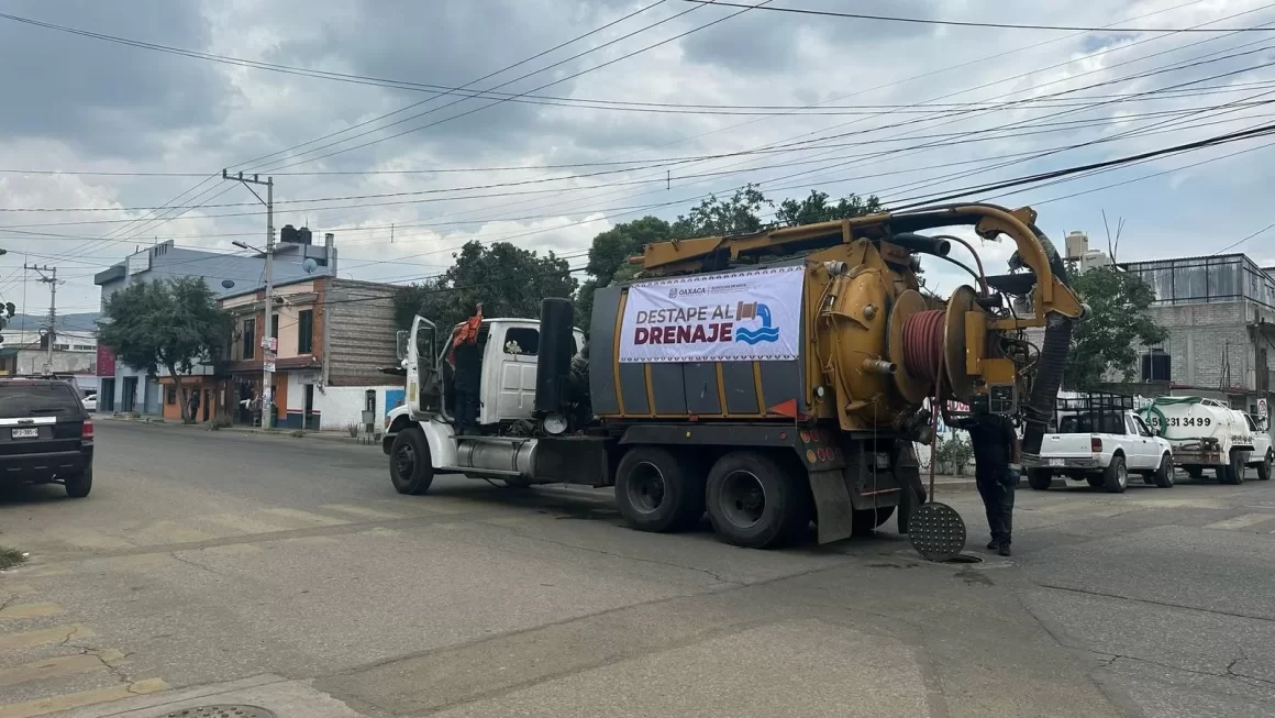 Refuerzan seguridad hídrica con programa “Destape al Drenaje” en Oaxaca de Juárez