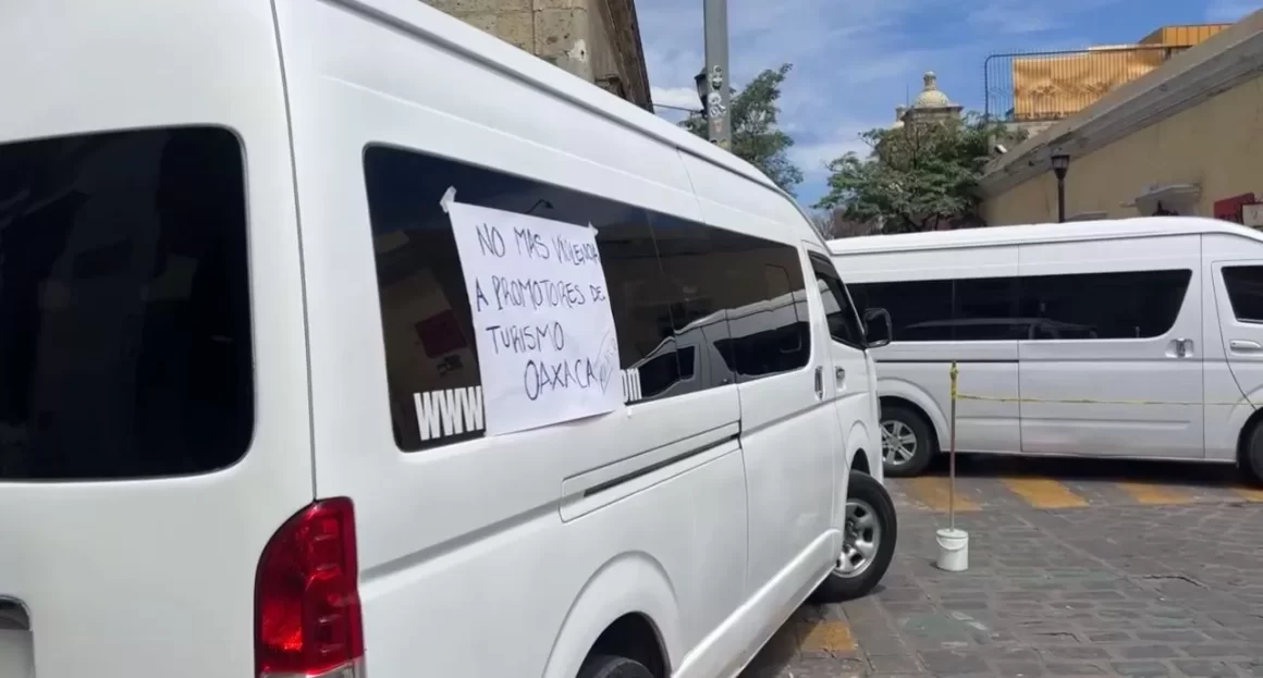 Se manifiestan promotores turísticos en el Centro Histórico