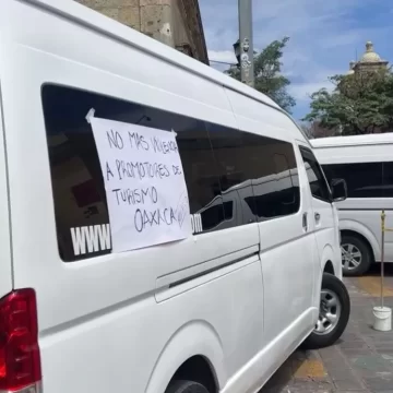 Se manifiestan promotores turísticos en el Centro Histórico