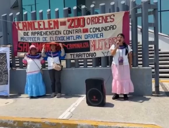 Screenshot_20250521_182442_Facebook.jpg Mazatecas por la Libertad instalan plantón indefinido frente al Poder Judicial en Veracruz