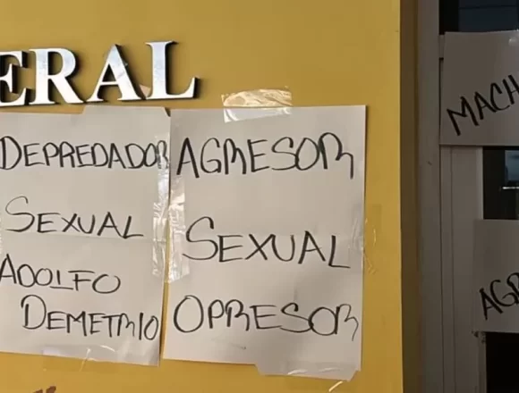 FB_IMG_1748989546413.jpg Clausuran simbólicamente oficina del Abogado General de la UABJO tras acusaciones de acoso