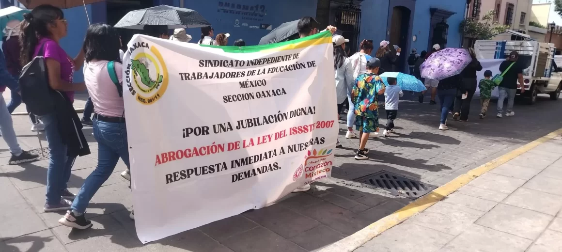FB_IMG_1749225581406.jpg Marcha del SITEM en Oaxaca exige abrogación de la Ley del ISSSTE y jubilación digna.