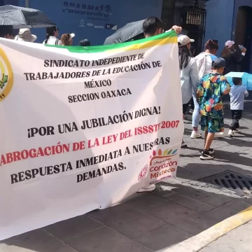 Marcha del SITEM en Oaxaca exige abrogación de la Ley del ISSSTE y jubilación digna.