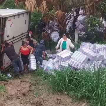 Vuelca tráiler con pañales en el Istmo; saqueo de mercancía retrasa labores de auxilio
