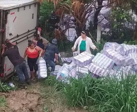 FB_IMG_1749658929051.jpg Vuelca tráiler con pañales en el Istmo; saqueo de mercancía retrasa labores de auxilio