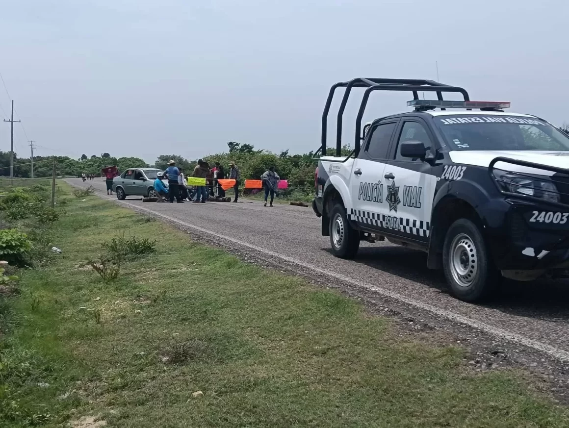 Escuelas de San Mateo del Mar bloquean acceso principal por falta de energía eléctrica