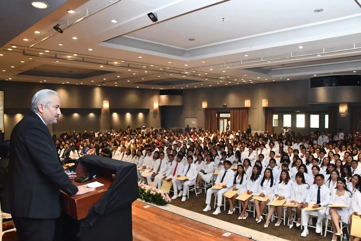 240 NUEVOS MÉDICOS ENTREGA LA UABJO A LA SOCIEDAD OAXAQUEÑA