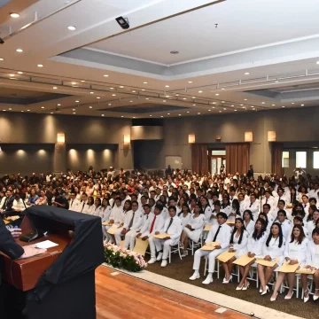 240 NUEVOS MÉDICOS ENTREGA LA UABJO A LA SOCIEDAD OAXAQUEÑA