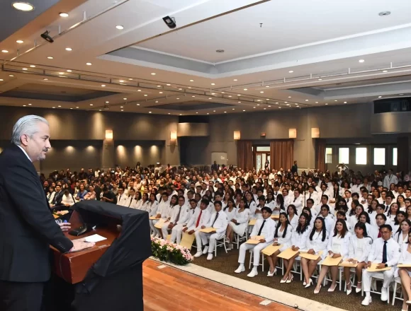 240 NUEVOS MÉDICOS ENTREGA LA UABJO A LA SOCIEDAD OAXAQUEÑA