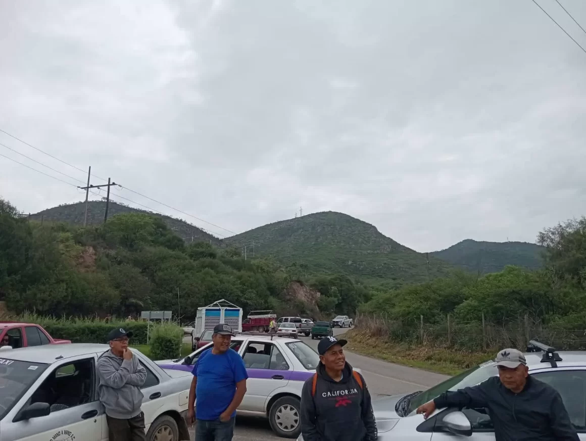 FENIC bloquea acceso a Santiago Juxtlahuaca; exigen atención a demandas sociales