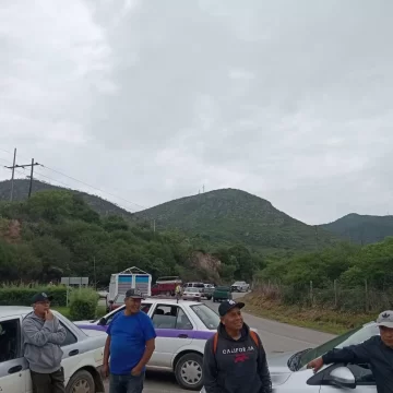 FENIC bloquea acceso a Santiago Juxtlahuaca; exigen atención a demandas sociales
