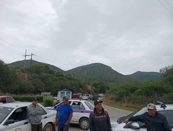 FB_IMG_1750191941036.jpg FENIC bloquea acceso a Santiago Juxtlahuaca; exigen atención a demandas sociales