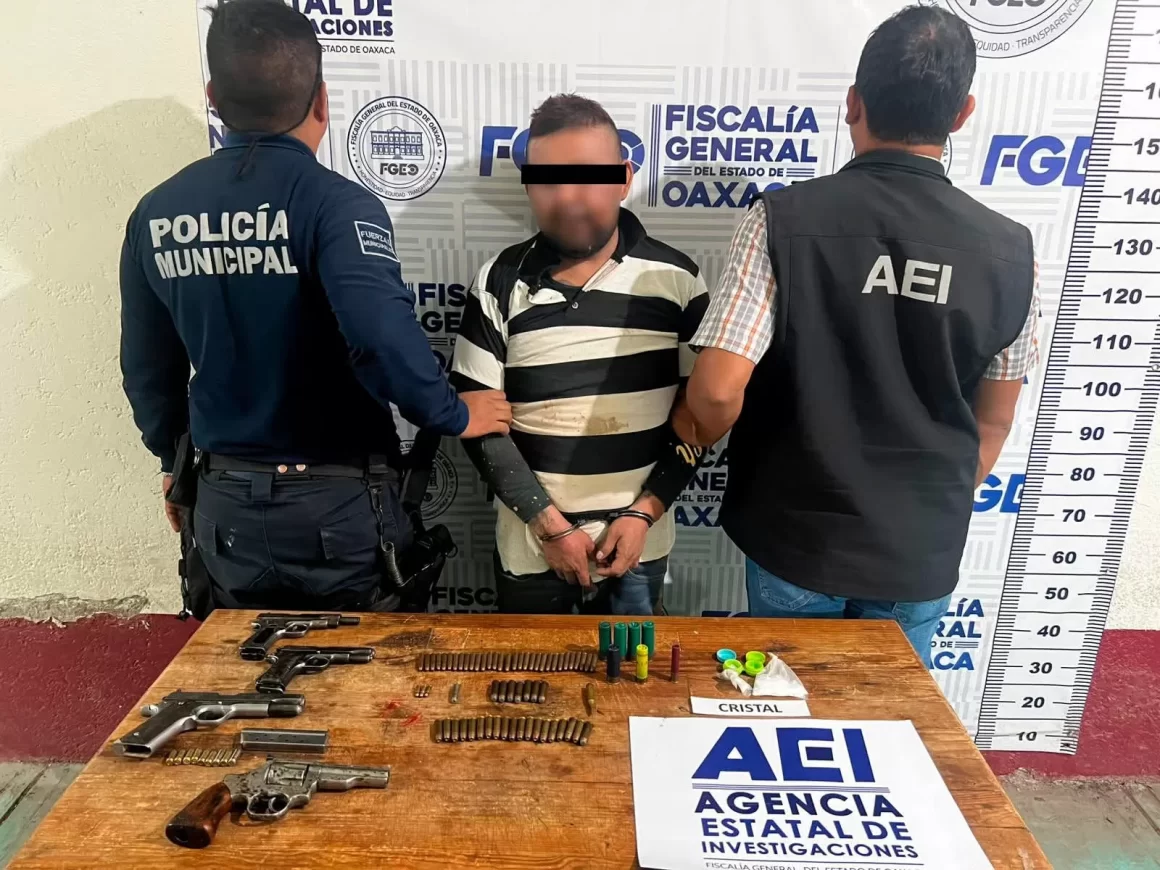 Fiscalía de Oaxaca y Policía Municipal detiene a una persona con varias armas de fuego, chaleco antibalas y drogas, circulaba en calles del Valle de Etla