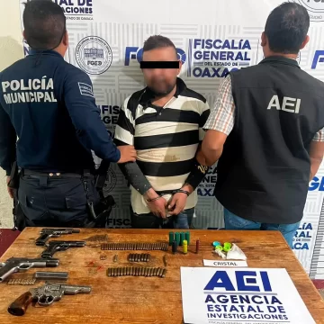 Fiscalía de Oaxaca y Policía Municipal detiene a una persona con varias armas de fuego, chaleco antibalas y drogas, circulaba en calles del Valle de Etla