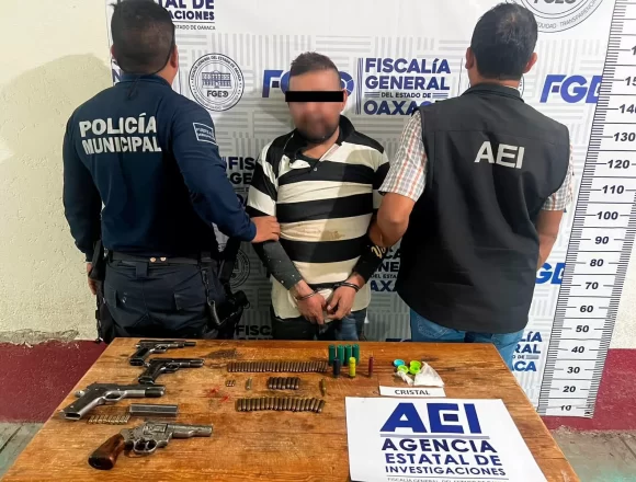 Fiscalía de Oaxaca y Policía Municipal detiene a una persona con varias armas de fuego, chaleco antibalas y drogas, circulaba en calles del Valle de Etla