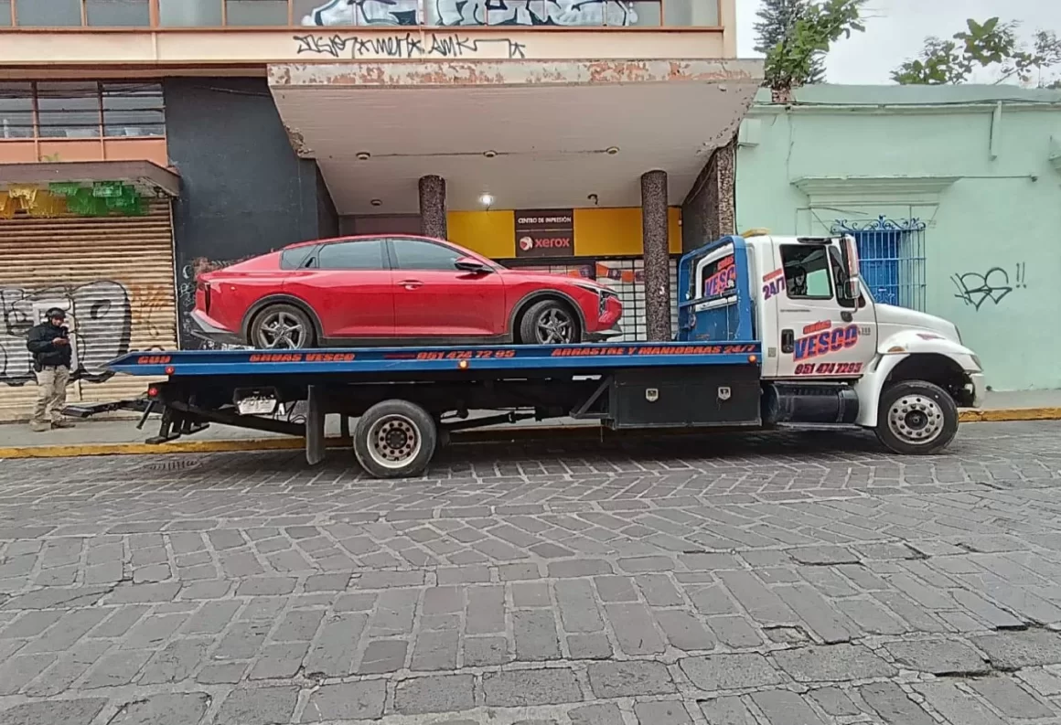 Asegura Policía Estatal vehículo con reporte de robo en el Centro Histórico de Oaxaca