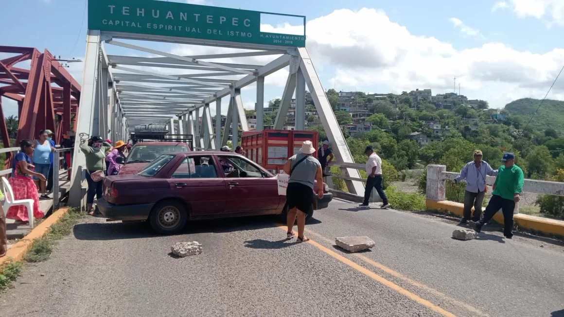 Habitantes de Rincón Moreno reactivan bloqueo en Tehuantepec por abandono de casa de salud