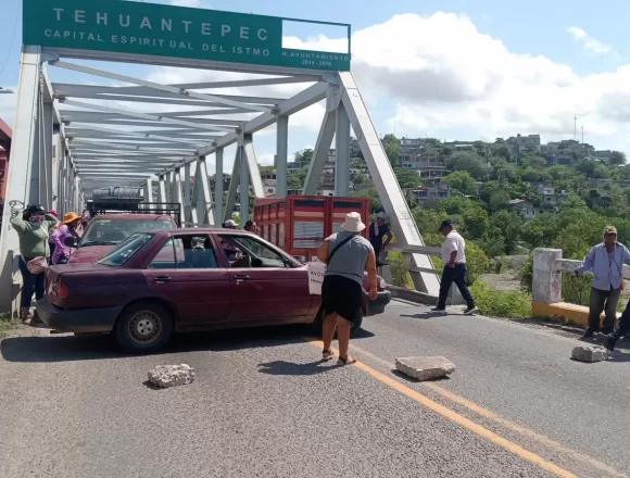 Habitantes de Rincón Moreno reactivan bloqueo en Tehuantepec por abandono de casa de salud