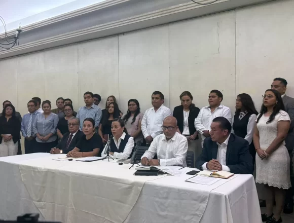 Escala conflicto familiar en la UABJO: directora acusa a su padre, ex rector Abraham Martínez Alavés, de orquestar su destitución