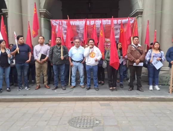IMG-20250611-WA00161.jpg Protesta el FPR frente al Palacio de Gobierno ante cerrazón del gobierno estatal