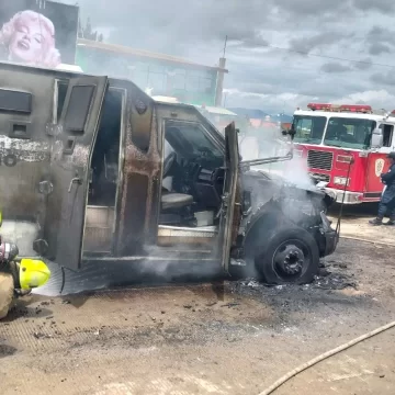 Atiende Bomberos de Oaxaca incendio de unidad de traslado de valores en Villa de Zaachila